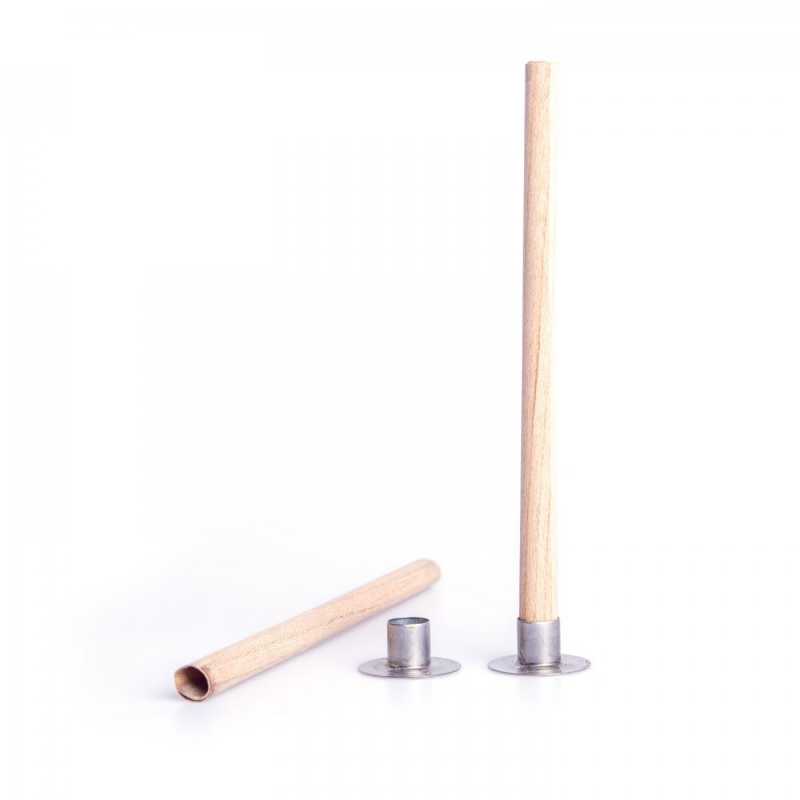 Kovový stojan na špirálové drevené knôty slúži na zafixovanie knôtu ako v stojacich sviečkach, tak v sviečkach v nádobách.Pre lepšiu stabilitu je 