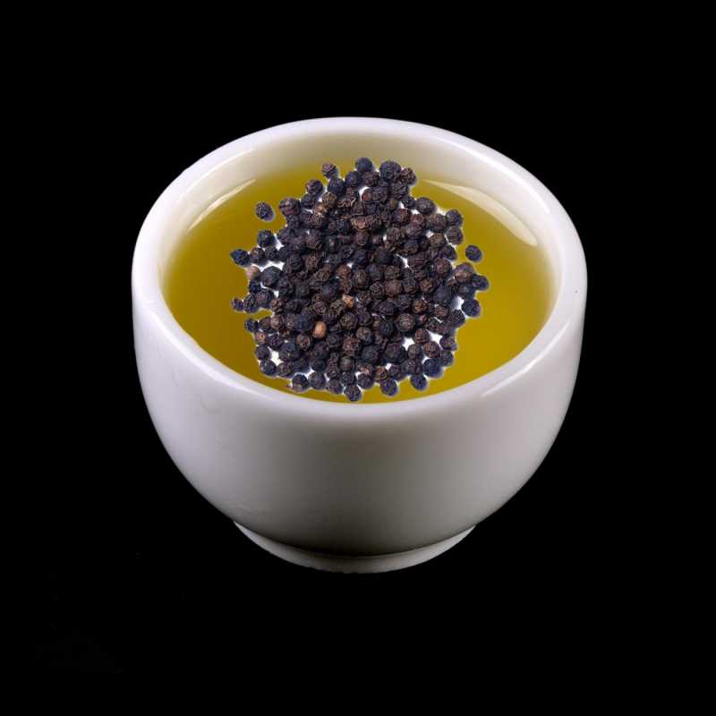 Esenciálny olej Čierne korenie (Black Pepper) je získaný parnou destiláciu z vysušených plodov rastliny Piper nigrum L. Má bledozelenú až žltú farbu
