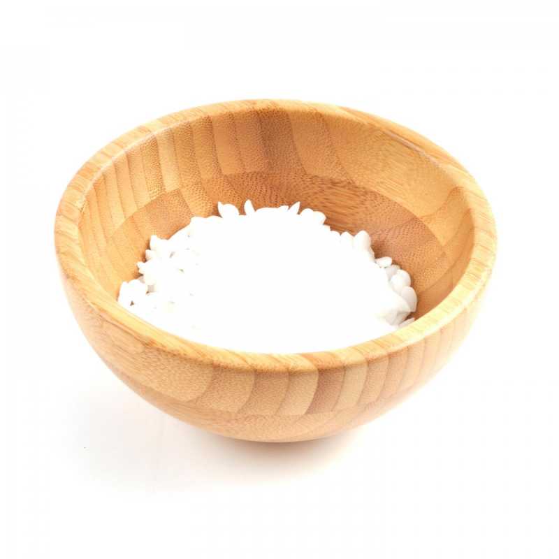 Hydroxid sodný NaOH (tiež známy ako lúh sodný, kaustická sóda alebo v potravinárstve ako E524) patrí medzi najsilnejšie zásady.
Ide o bielu pevnú l