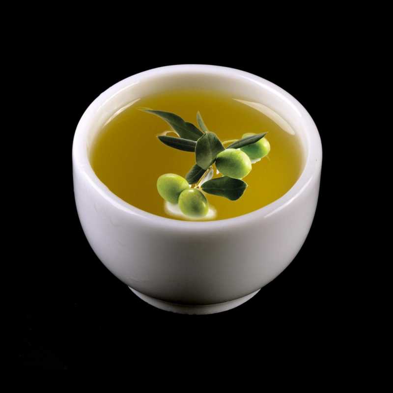 Olivový olej je ovocný olej získaný z plodov Olivovníka európskeho (Olea europaea). Olivový olej je vhodný na všetky typy pleti, špeciálne sa odporú